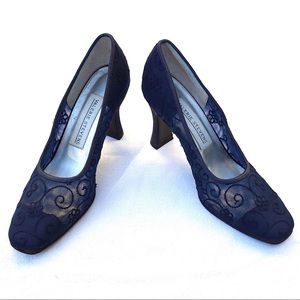 vintage navy blue heels with floral pattern from Valerie Stevens. leather sole.